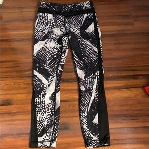 lululemon black and white print size 2 leggings